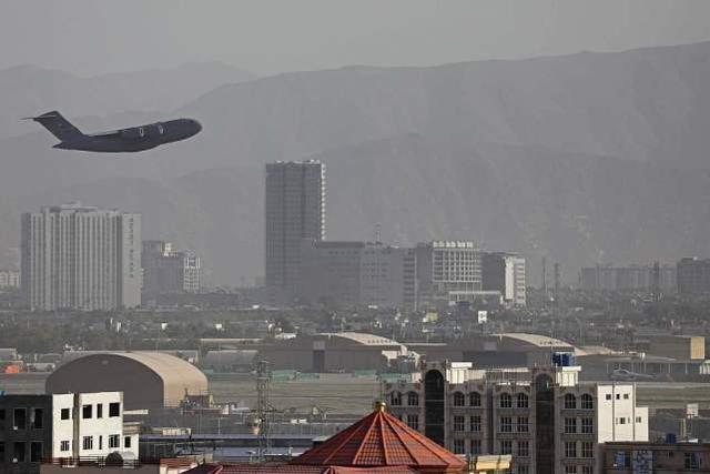 从喀布尔机场起飞的美军C-17运输机，图源：人民视觉