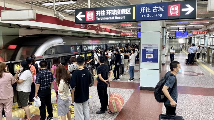 北京1号线与八通线实现跨线运营游客无需换乘直达环球影城