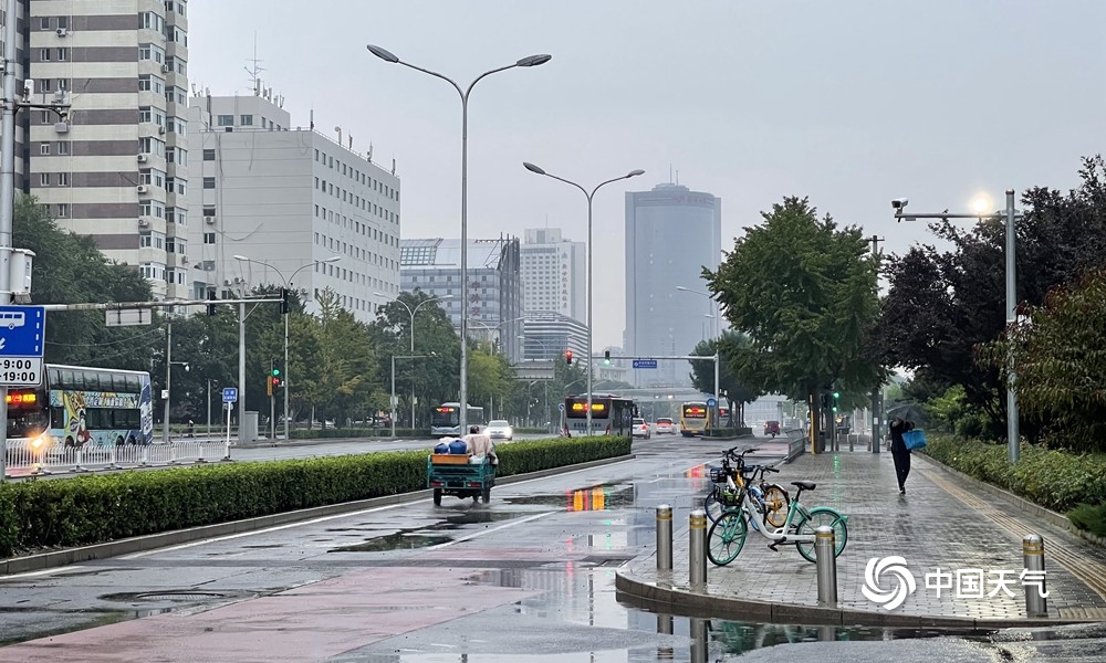 今晨，雨水洒落京城。