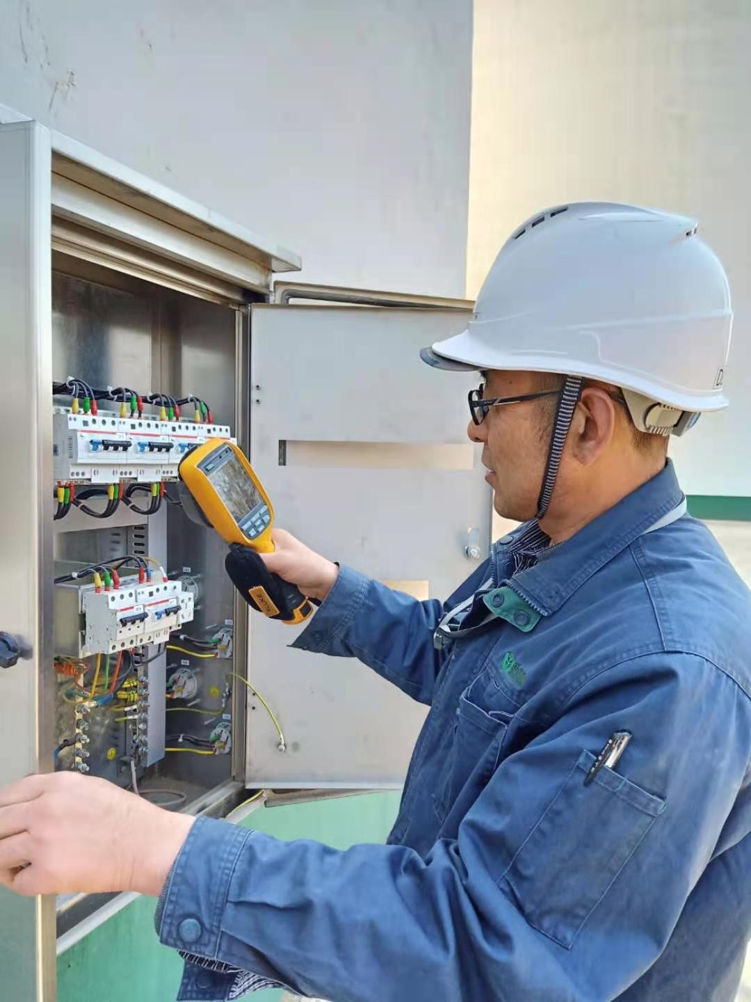 大连直属库员工使用热成像仪进行三级点检及六源查找改善