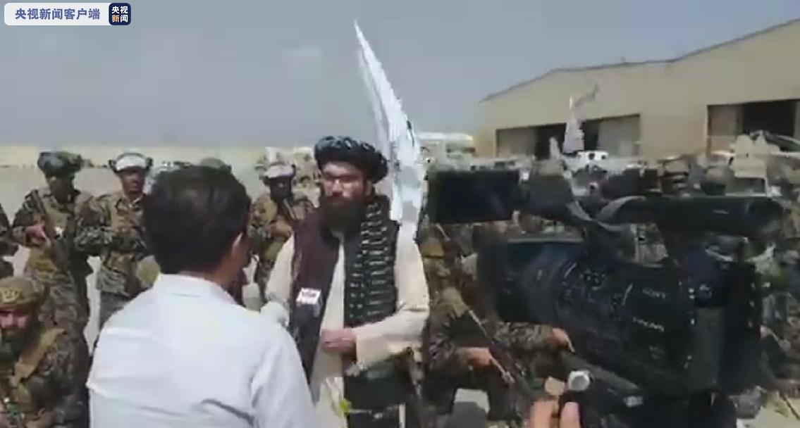 △塔利班高级别领导人哈卡尼到喀布尔国际机场视察情况