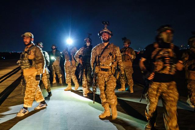 美国宣布完成阿富汗撤军 塔利班成员进驻机场巡逻（图源：视觉中国）
