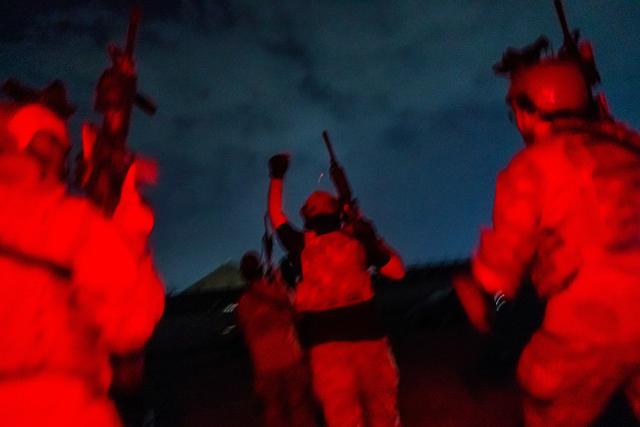 美国宣布完成从阿富汗撤军 塔利班鸣枪庆祝（图源：视觉中国）