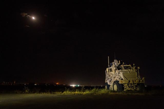 美军遗留在机场内的防雷反伏击车，图源：人民视觉