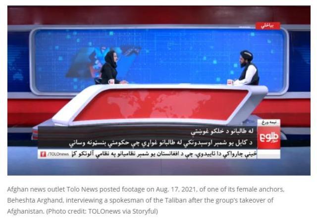 面对面采访塔利班代表后，阿富汗电视女主播登上撤离航班