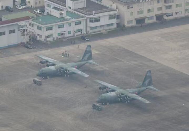 日本自卫队运输机24日在日本国内基地内待机（图片来源：日媒）