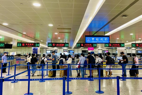 图说：上海机场边检站开足查验通道，确保旅客顺畅通关。魏文亨 摄