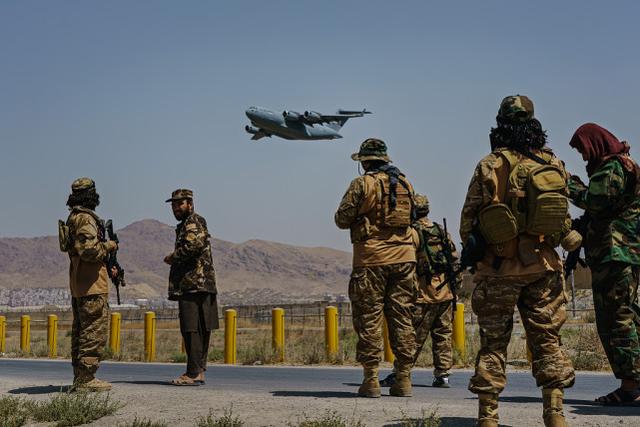 塔利班在喀布尔机场外目送美军飞机离开，图源：人民视觉