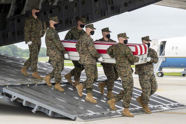 喀布尔机场丧生美军士兵遗体交接仪式（图源：视觉中国）