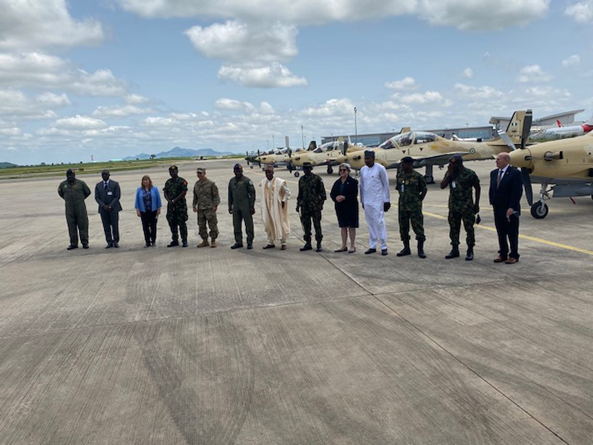 美国军方发布的尼日利亚空军首批a-29攻击机入役现场图