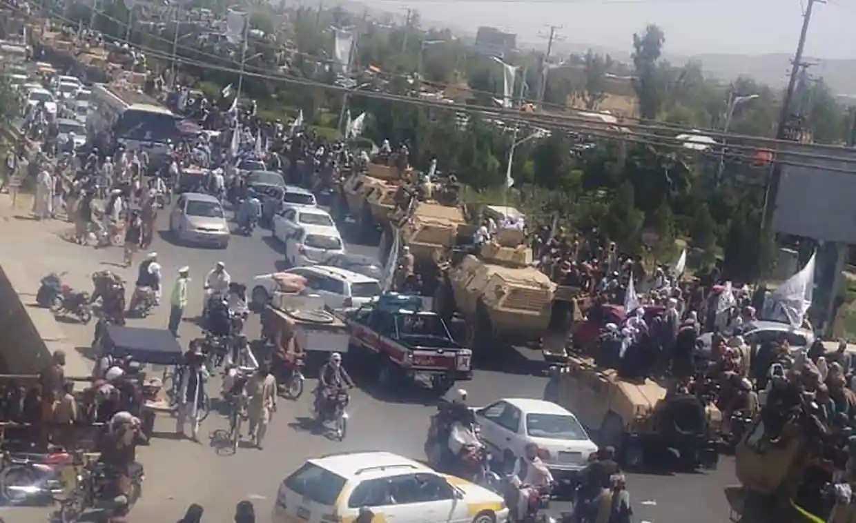 塔利班在坎大哈举行“阅兵”展示占领喀布尔后缴获的武器。图源：外媒