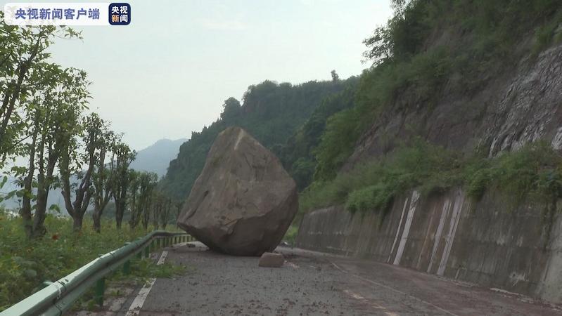 △300吨巨石滚落在路中间