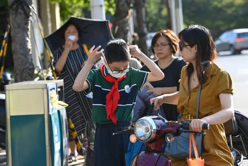 剛剛高溫橙色預警20年來最熱開學日家長們頂著烈日送娃同學們的開學