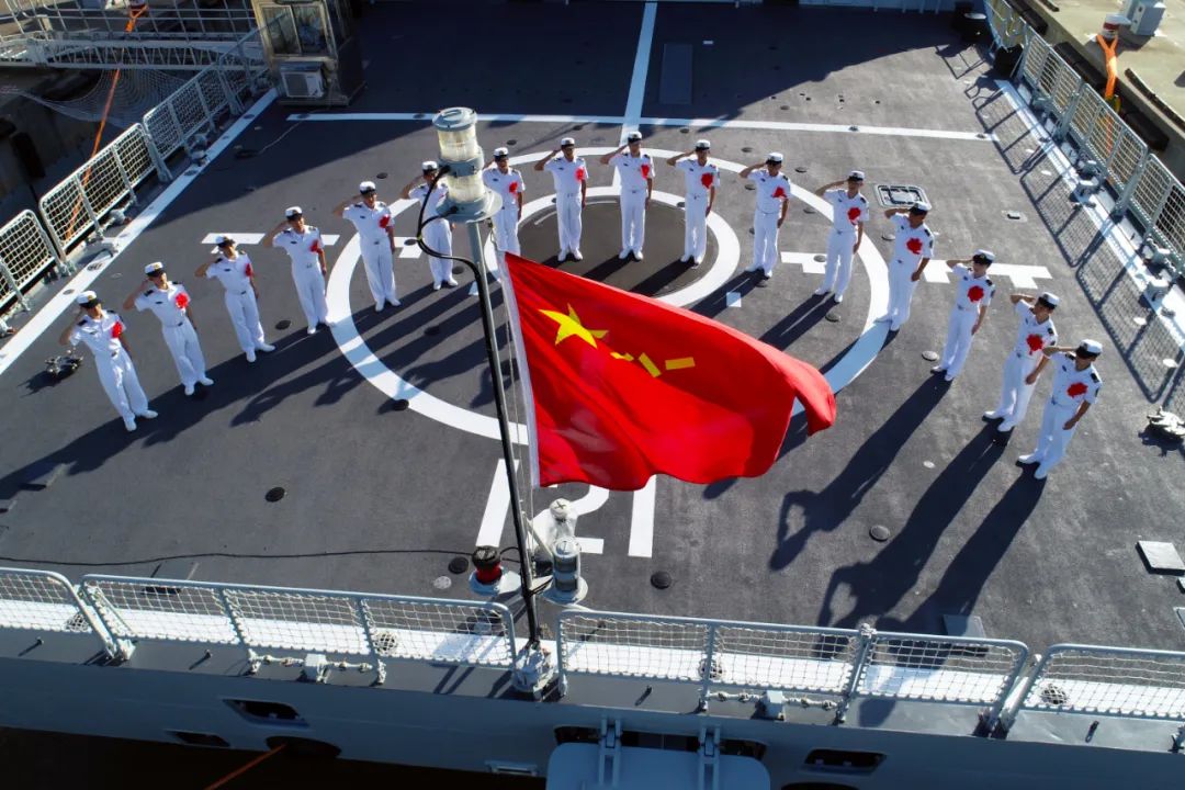 敬礼!向军旗告别