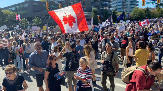 △9月1日在温哥华的反对戴口罩和强制接种疫苗的抗议活动
