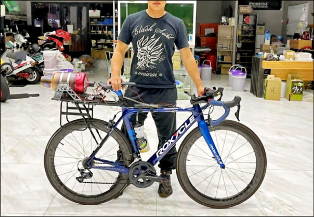 台湾一男子利用“喷射引擎”改装自行车，最高时速可飙到133公里。图自台媒