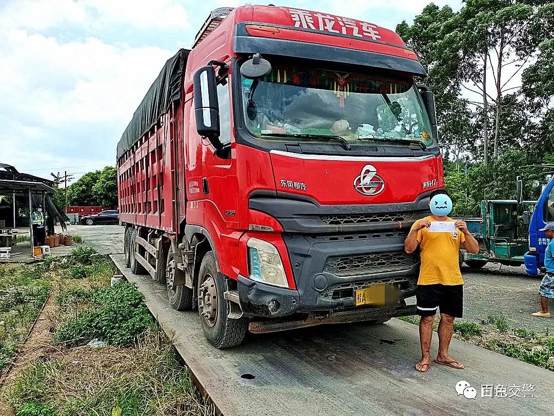 500多吨货呐 5辆货车就装走了 货车 新浪新闻
