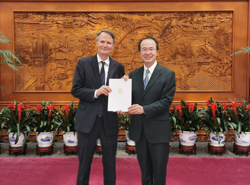 外交部礼宾司司长洪磊接受奥地利新任驻华大使利肯递交国书副本