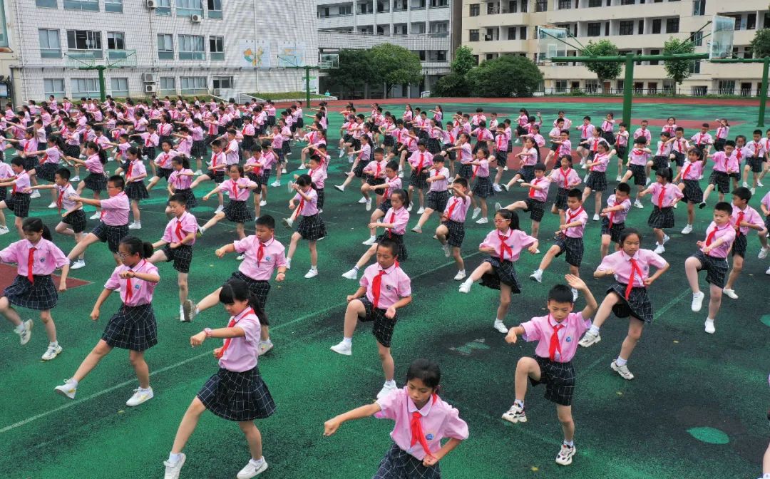 △今年5月，浙江省东阳市吴宁二校举行学校阳光体育大课间活动成果展示。