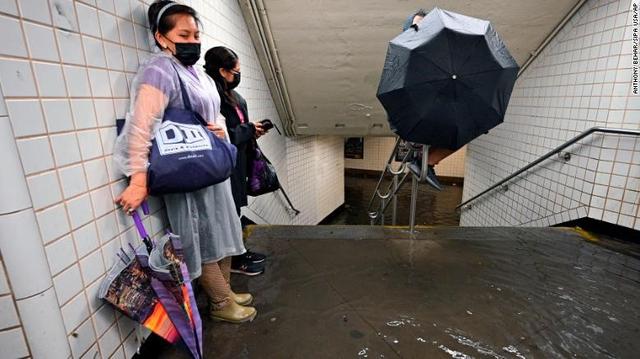 纽约地铁站进水了(图源:cnn)