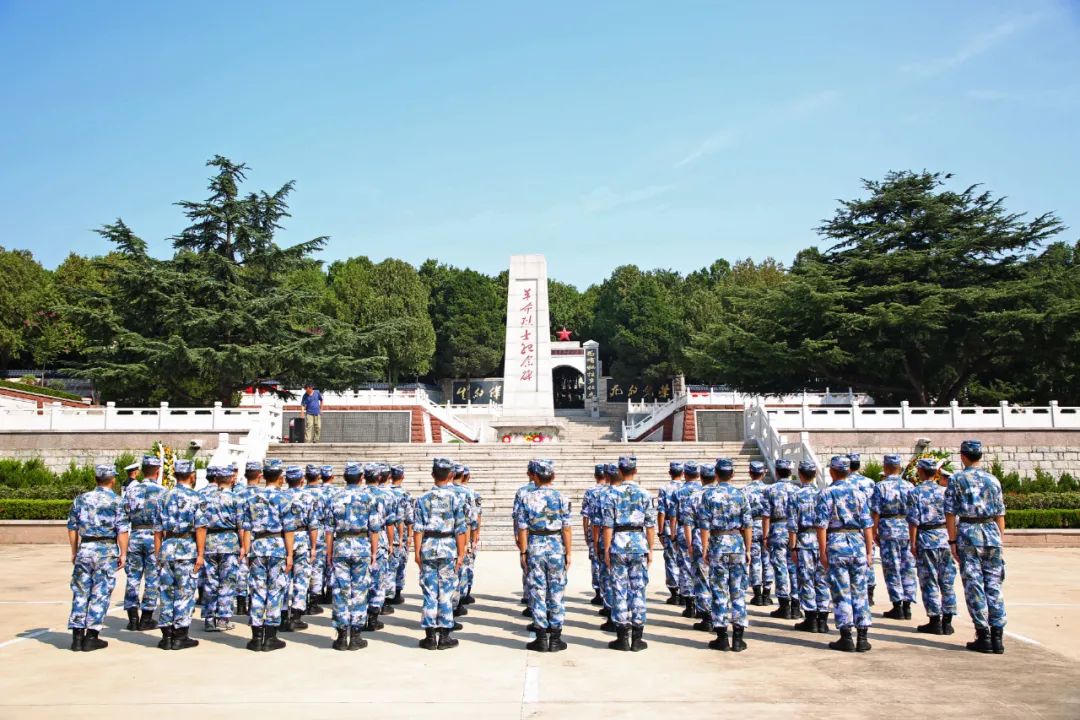海军航空兵某场站部队官兵们来到驻地红土崖烈士陵园开展"缅怀革命