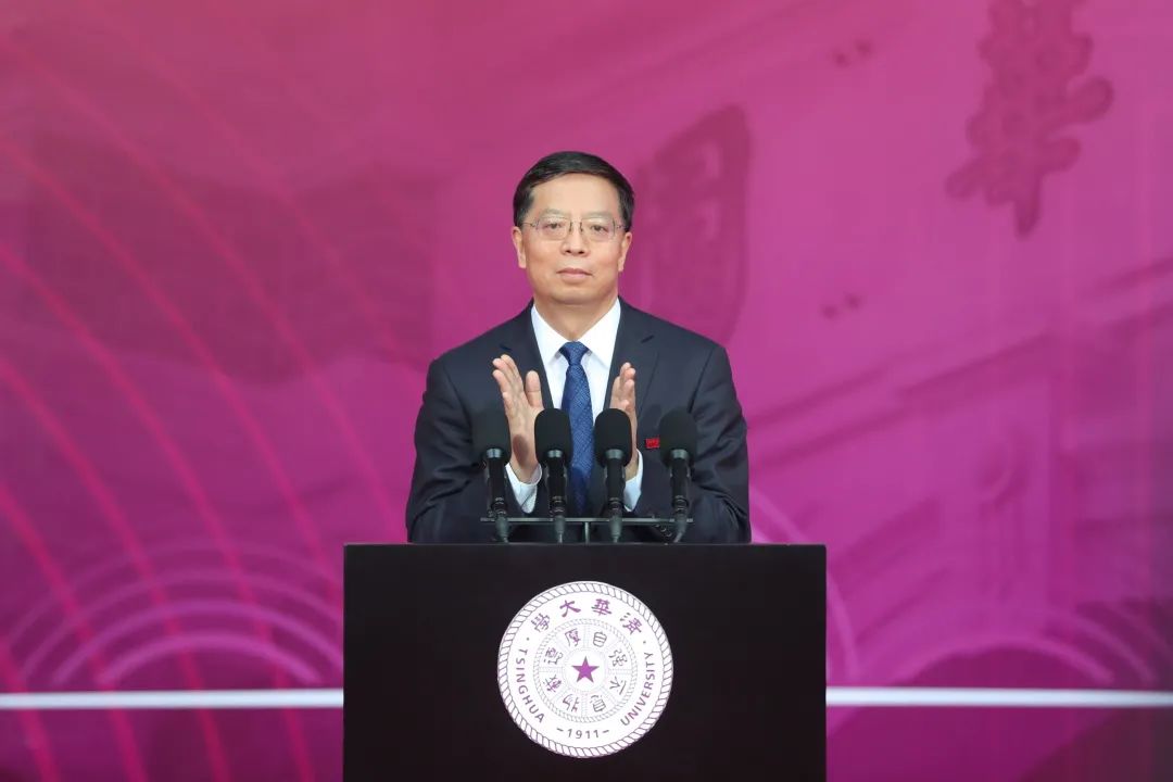 校长邱勇发表讲话校党委书记陈旭为新生代表佩戴清华大学徽章心跳加速