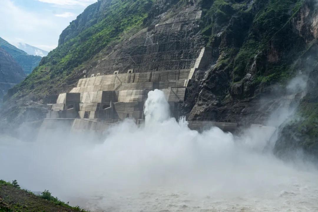 世界最大无压泄洪洞群启动试验性泄洪