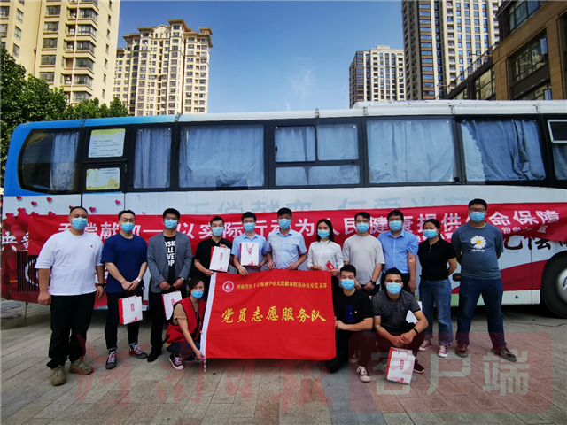 爱心献血现场（黄磊左六，李培丽右五）