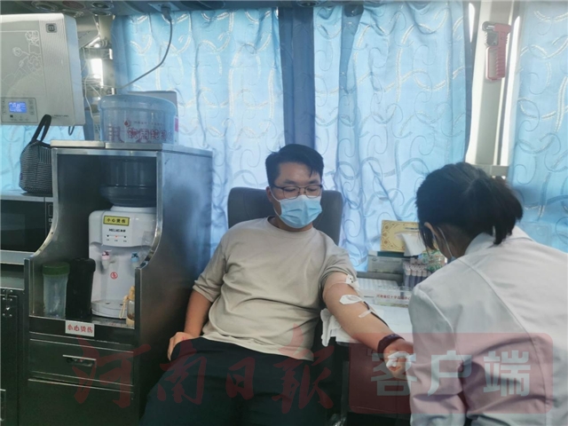 马海涛正在献血中