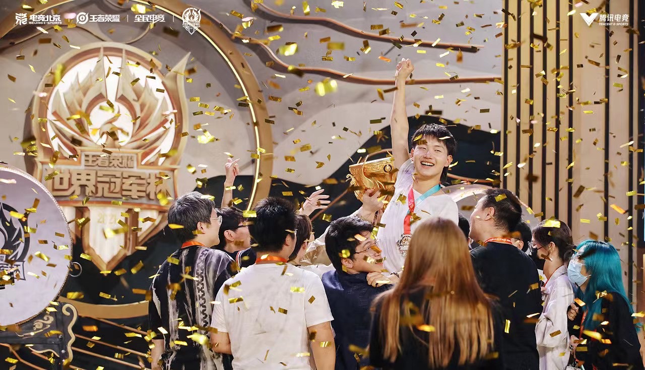 来自上海普陀qg战队斩获王者荣耀世界冠军杯总冠军