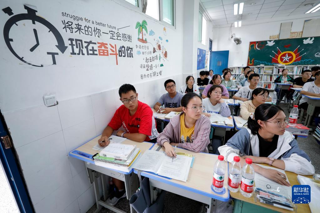 雷波中学高二16班的学生在上化学课（8月25日摄）。新华社记者 沈伯韩 摄