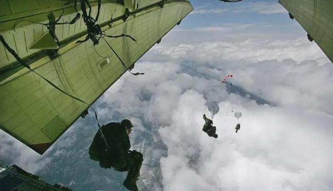 汶川地震后，15勇士跳伞瞬间