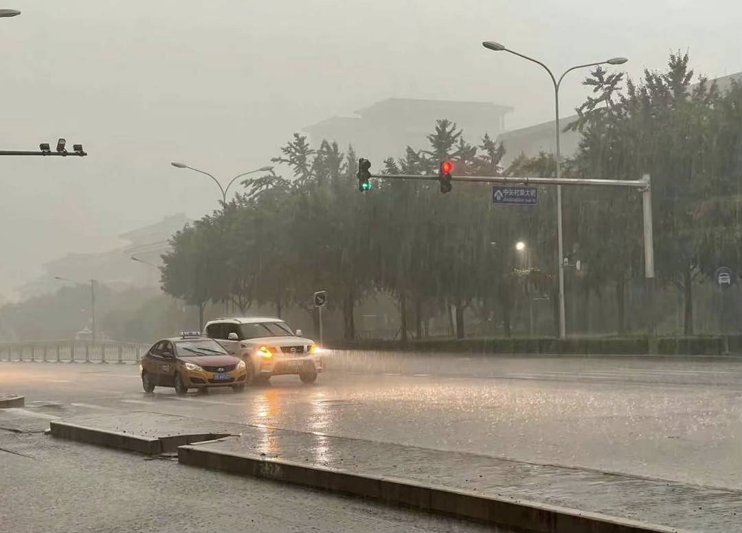 北京出现雷阵雨(图片来源:中国天气网)