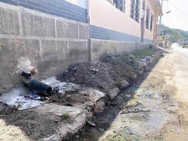 (娄烦县静游镇峰岭底村,临街住户将生活污水直排街面上.