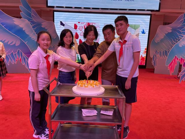 风华初级中学六百学子喜过十四岁生日
