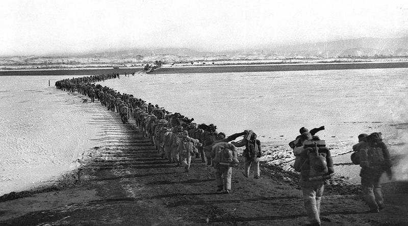 △ 这是1950年10月抗美援朝志愿军队伍雄赳赳、气昂昂跨过鸭绿江。