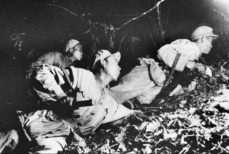 △ 这是在1952年秋季的上甘岭战役中，坚守在坑道里的战士准备夜间出击。