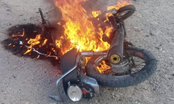 △爆炸现场一辆燃烧的摩托车（图片来源：巴基斯坦黎明电视台）