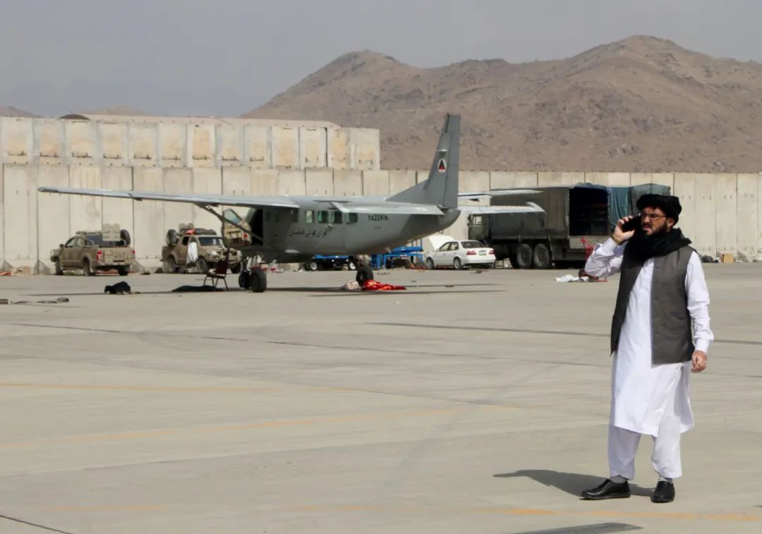 8月31日，塔利班人员进入阿富汗喀布尔机场。新华社发（塞夫拉赫曼·萨菲摄）