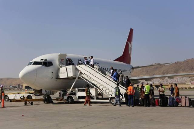塔利班控制下的喀布尔机场首个国内航班起飞（图源：视觉中国）