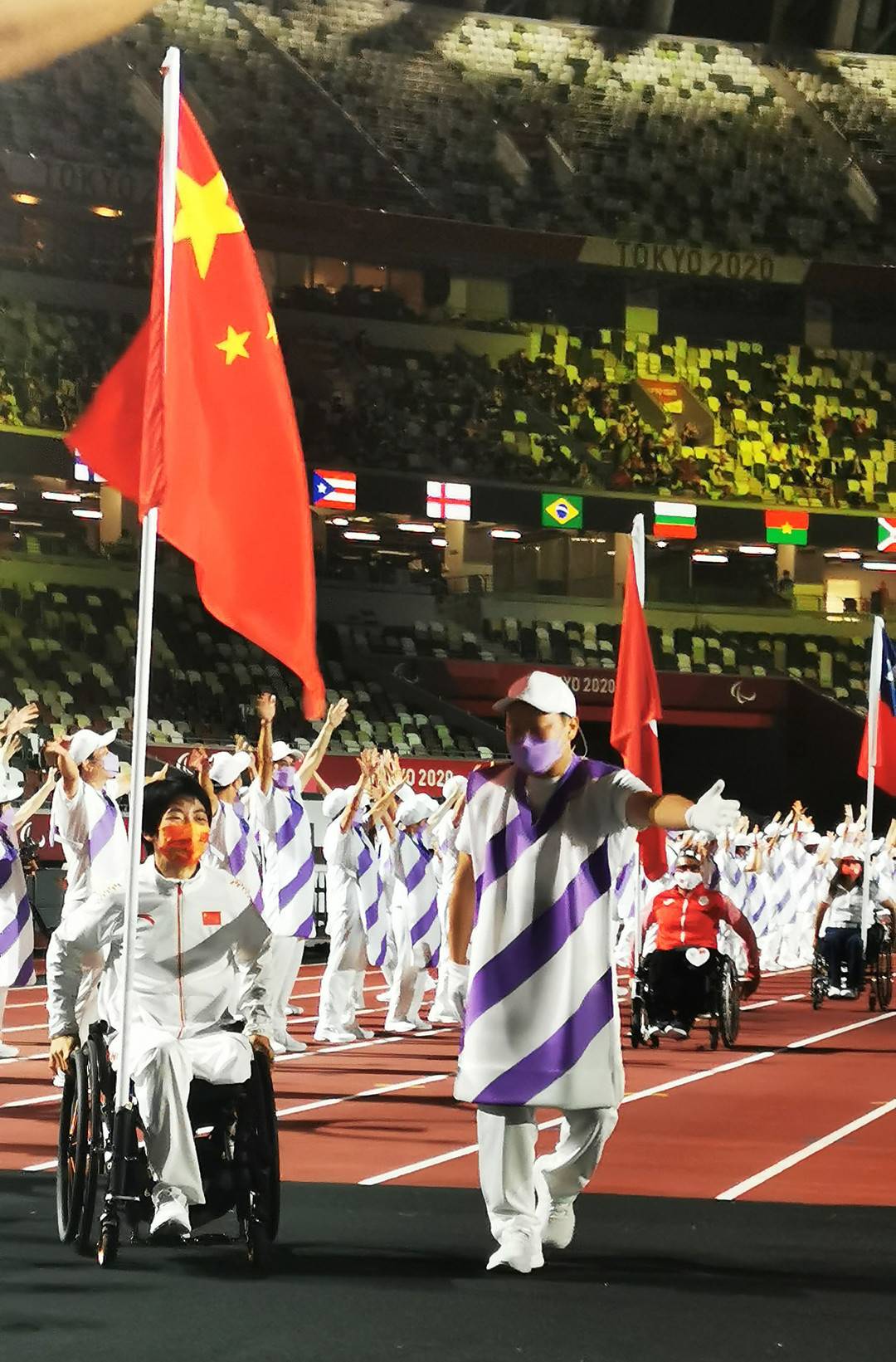 东京残奥会闭幕式举行中国代表团旗手张雪梅入场