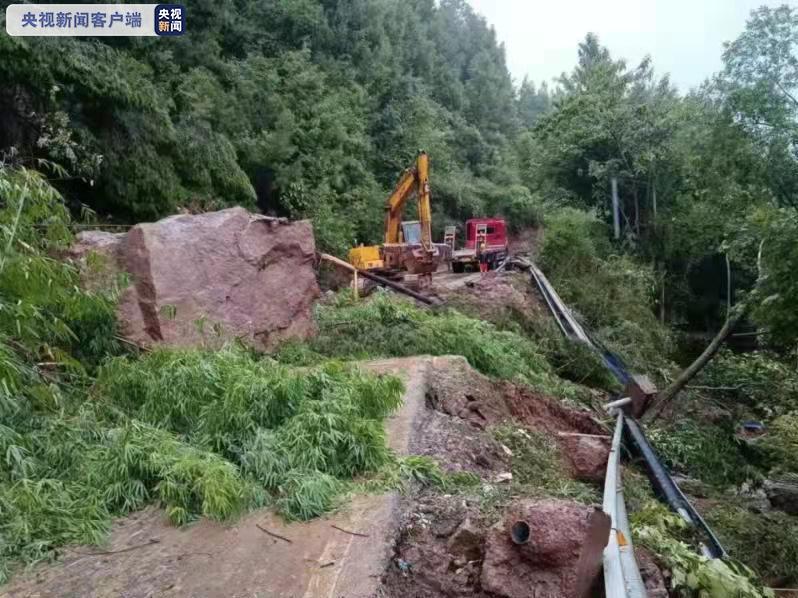 持续强降雨致四川平昌多地塌方滑坡房屋倒塌