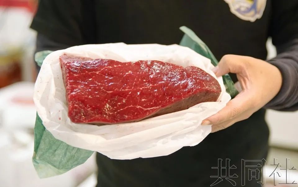 鲜鲸鱼肉首次登陆东京丰洲市场