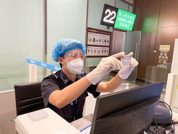 验证员严格落实证件检查标准