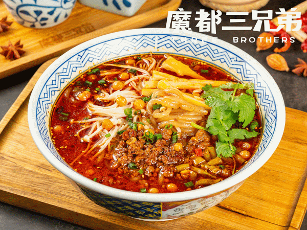 招牌酸辣粉是店里的人气王,口味和颜值妥妥在线,鲜嫩笋尖脆爽清口