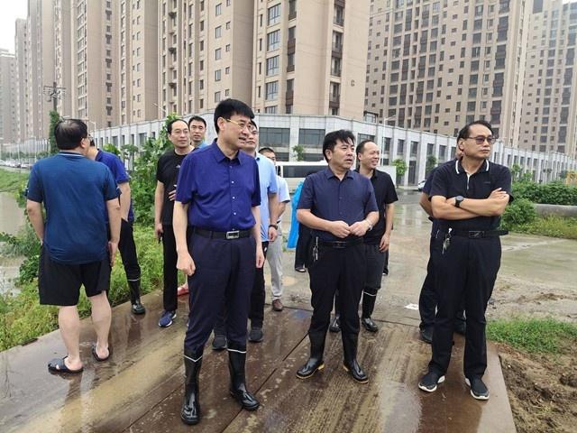 县长田林带队冒雨查看城区积水情况并现场调度防汛排涝工作