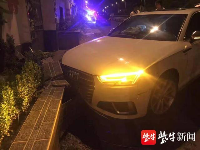 接警后,当地淳化交警中队的民警到达现场,发现一辆白色奥迪撞到路边的