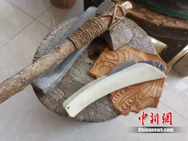 图为赵学东自己制作的石头工具.