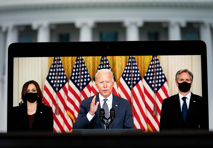这张8月20日拍摄的屏幕显示，美国总统拜登在华盛顿白宫就阿富汗局势发表讲话。新华社记者 刘杰 摄