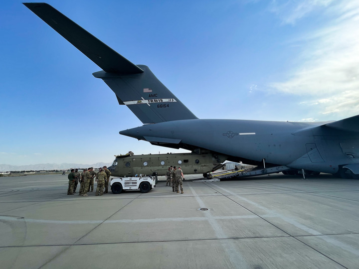 这是8月28日一架CH-47运输直升机在阿富汗喀布尔国际机场被装载到C-17运输机上。新华社发（美国中央司令部供图）